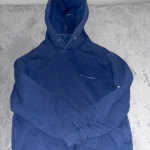 Tiger of sweden Hoodi - Riktig snygg tiger of sweden hoodie stilren simpel och snygg med litet tryck storlek M men passar S  knappt tecken på användning fritt fram att ställa frågor