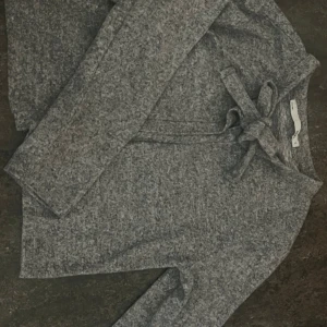 Grå omlottkofta med knyt från H&M - Mysig grå kofta med omlott-design och knytband. 