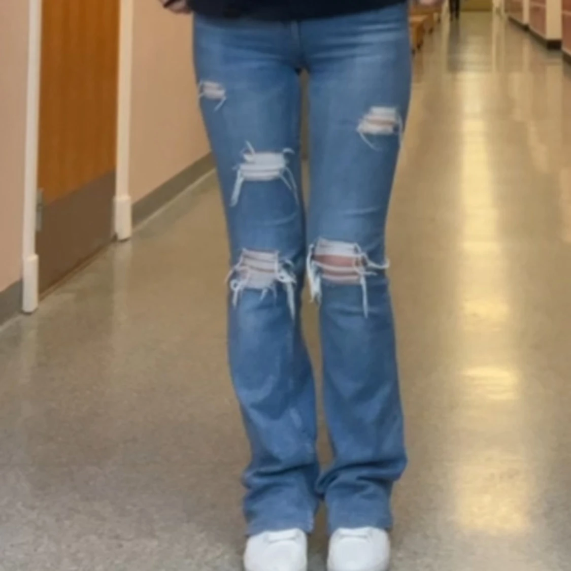 Blå bootcut jeans med slitningar