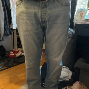 Ljusblå jeans i loose fit från Jack and Jones - Säljer ett par klassiska ljusblå jeans från Jack and Jones med rak passform och fem fickor. Jeansen har hög midja och är tillverkade i slitstarkt denim. Perfekta för en avslappnad och tidlös stil.
