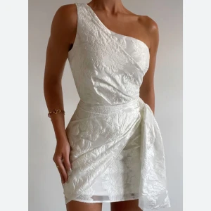 Showpo one shoulder klänning - Säljer denna superfina showpo klänningen perfekt till studenten! Har några tecken på användning på insidan men inget på utsidan(se bild). Köpte här på plick men den var lite liten på mig. Nypris efter tull o frakt ca 1500💖