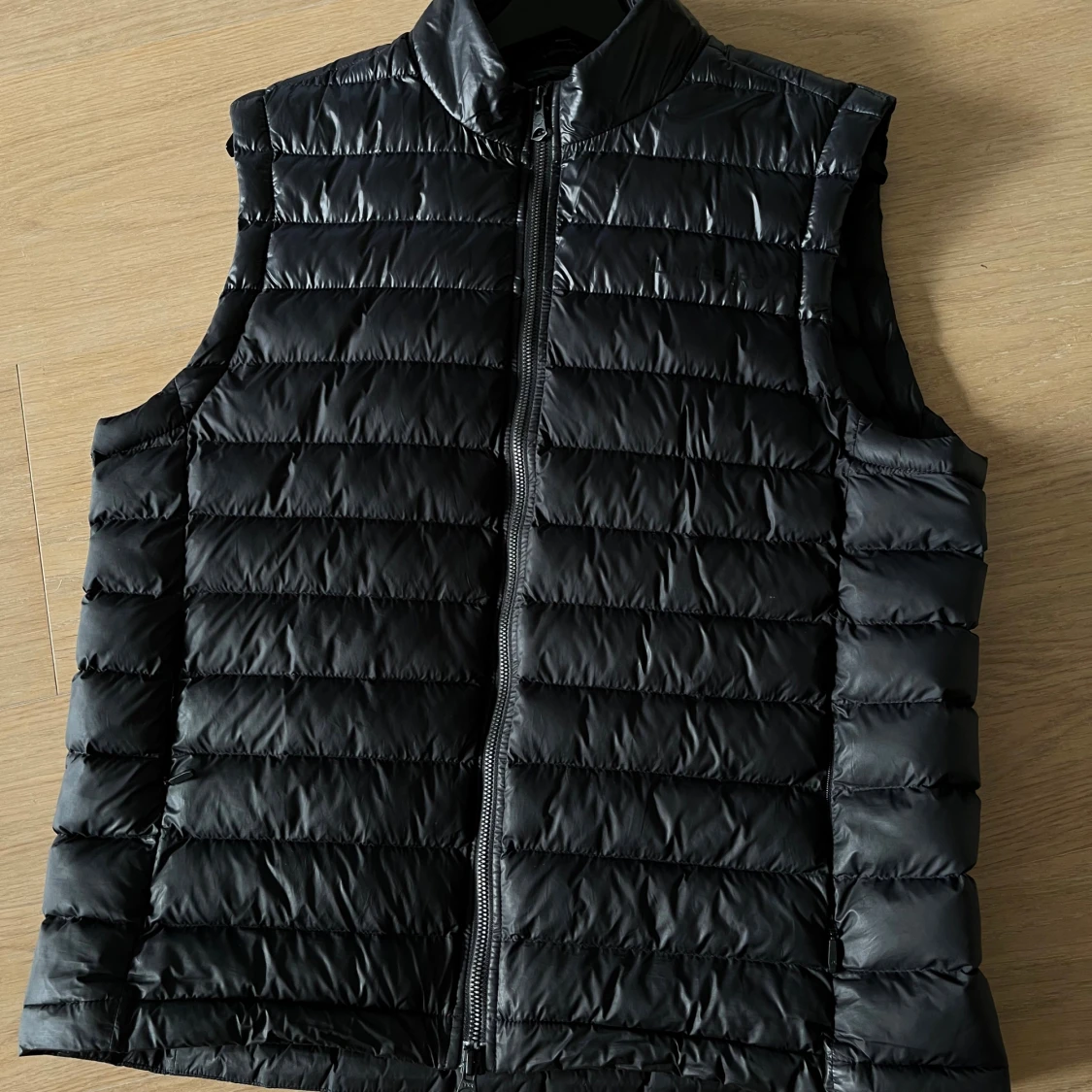 Svart dunväst från J.Lindeberg