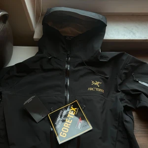 Arc’teryx Alpha SV - Arc’teryx Alpha SV (helt ny)  Säljer en Arc’teryx Alpha SV-jacka i helt nytt skick, aldrig använd. Jackan är i storlek L men den sitter som en M.