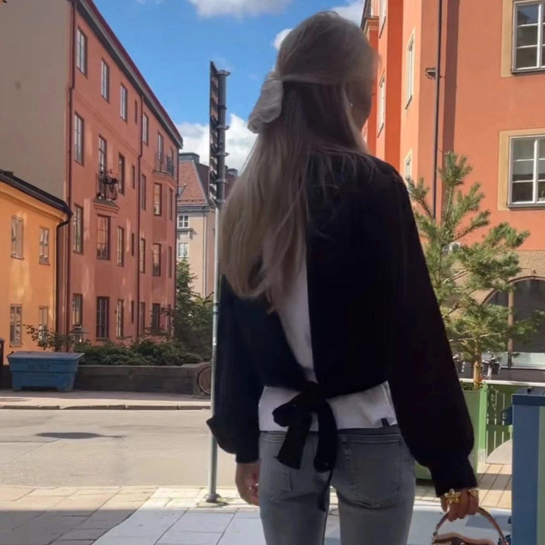 Marinblå tröja med knyte och öppen rygg 