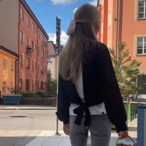 Marinblå tröja med knyte och öppen rygg  - Säljer denna så söta och snygga tröja från Subdueb det är tröjan på bilden!! Super gullig i en marinblå färg och säljer då den inte längre kommer till användning 💕💕(lappen har lossnat på ena sidan)