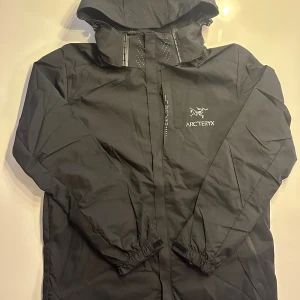 Svart Arc’teryx regnjacka M/L - Säljer denna Svarta arcteryx regnjackan i storlek L, men kan troligtvis passa en M. Vattentät som ni kan se i bilden! Har även en M men kan nog också passa en stor S (kolla profilen) Säljer även massa annat!
