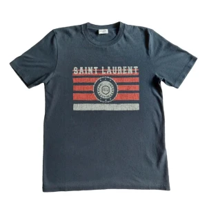 Saint Laurent t-shirt - Säljer denna sjukt eftertraktade saint Laurent T-shirten i färg mörkblå. Storlek M. Kom med bud eller frågor!
