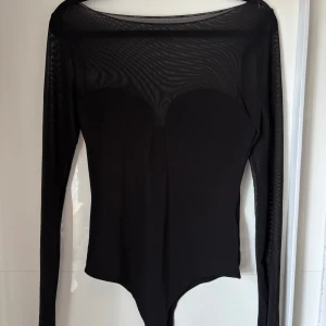 Body - Säljer denna snygga bodyn från Gina Tricot då jag ej använder den🌸 använd ca 3 gånger och är i nyskick 