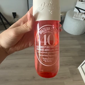 Brazilian Crush Cheirosa 40 Mist - Parfym från sol de Janeiro i 40, säljer då den inte används längre. Priset går att diskutera 