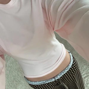 Ljusrosa långärmad tröja från lager 157 - Supersöt ljusrosa långärmad tröja från Lager 157, Modellen är croppad med rund halsringning och lite mer ”tight” runt midjan. Aldrig andvänd o säljer för jag gillar inte den på mig 🌸storlek XS