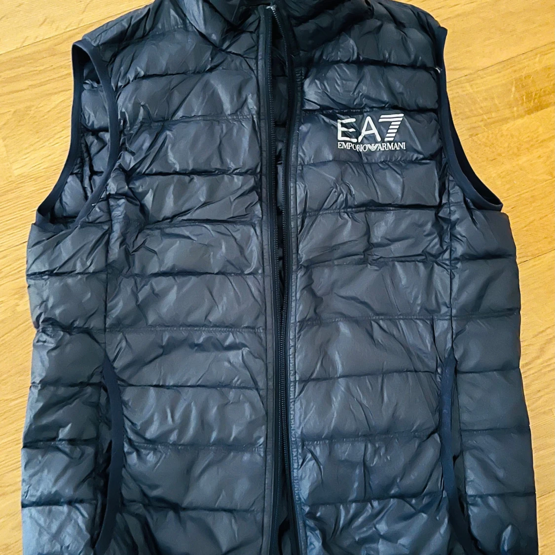 Svart dunväst från EA7 Emporio Armani