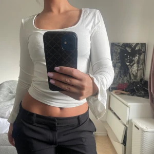 Långärmad tröja - Långärmad tröja från Gina tricot i färgen vit, köpt för några år sen men kommer inte till användning längre. Tecken på användning men har inga defekter. Kontakta mig vid frågor💕☺️