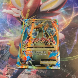M Charizard EX - Cool och sällsynt Pokémon-kort med Mega Charizard EX! Kortet har en glittrande design och är perfekt för samlare och spelare som vill boosta sin lek med en av de mest ikoniska Pokémon. Crimson Dive-attacken gör 300 skada! Utgiven 2016.