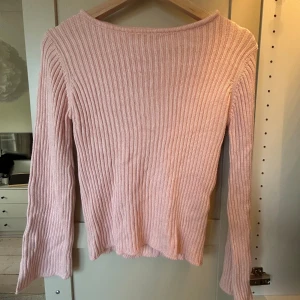 Ljusrosa ribbad tröja Cappuccini XS - Supersöt ljusrosa ribbad tröja från Cappuccini i storlek XS. Tröjan har smal passform.💞