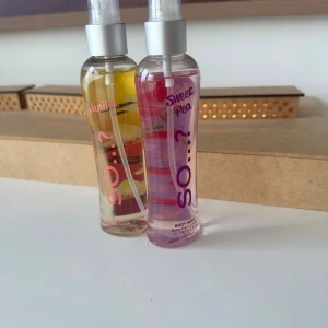 So...? Vanilla & Sweet Pea Body Mist - Två fräscha body mists: Vanilla och Sweet Pea. Perfekta för att snabbt fräscha upp dig under dagen. Volym: 100 ml per flaska. Ingredienser inkluderar alkohol denat., vatten, parfym och propylene glycol. Tillverkad i PRC.