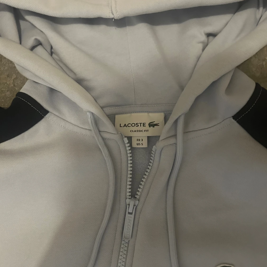 Ljusgrå hoodie från Lacoste med dragkedja - 1