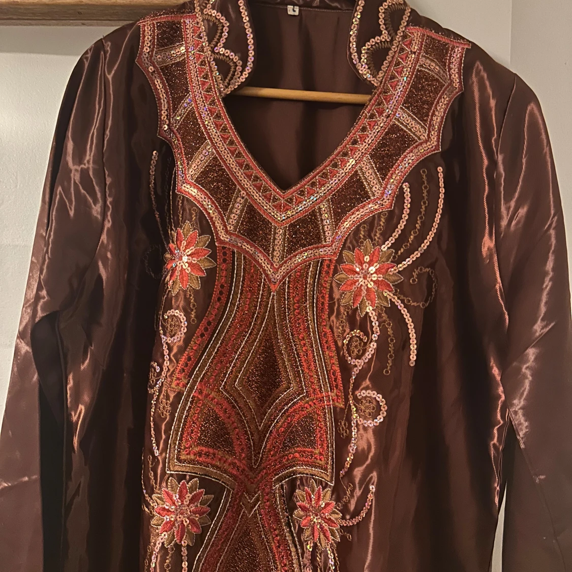 Brun långklänning med broderi och paljetter - 4