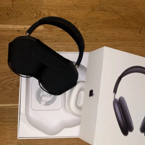 AirPods Max - Apple AirPods Max i Space Gray säljes med originalförpackning, laddkabel och Smart Case. Hörlurarna är i mycket fint skick utan synliga repor eller slitage. Aktiv brusreducering, hög ljudkvalitet och trådlös anslutning för bästa musikupplevelse. ✅✅✅KVITTO FINNS OCH SERIENUMMER FUNKAR ✅✅✅