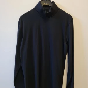 Svart polotröja från Livergy i bomull strl M - Svart polotröja från Livergy i storlek M. Tröjan är tillverkad i 100% bomull.