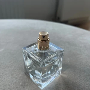Xo Khloe Kardashian parfym 30 ml - Parfym XO Khloe Kardashian. Inköpt för ca 700kr i somras men passar inte mig.. Flaskan rymmer 30 ml. Använd mycket få gånger, skulle säga ca 90% kvar