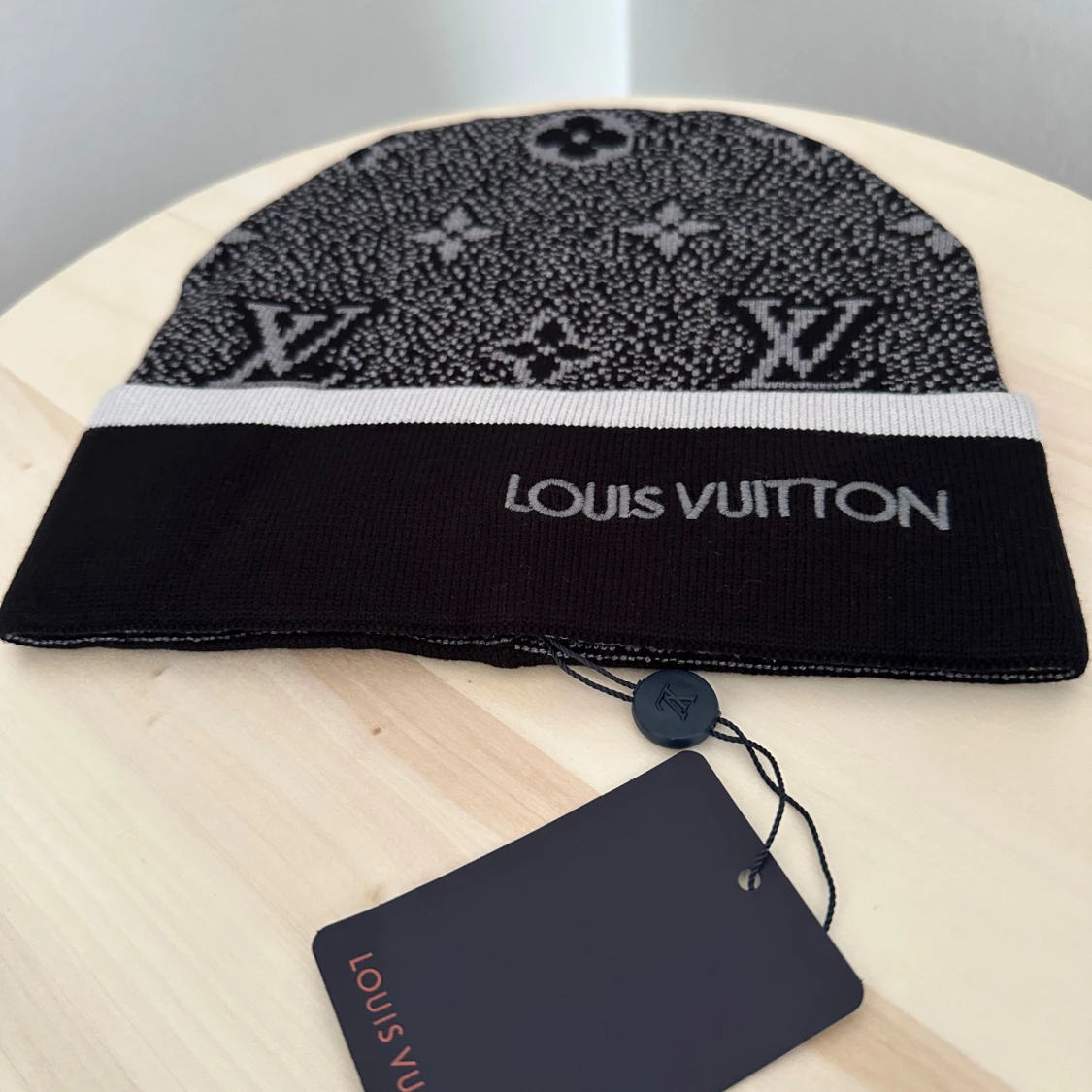 Svart och vit mössa Tiktok:Marknads.closet - 4