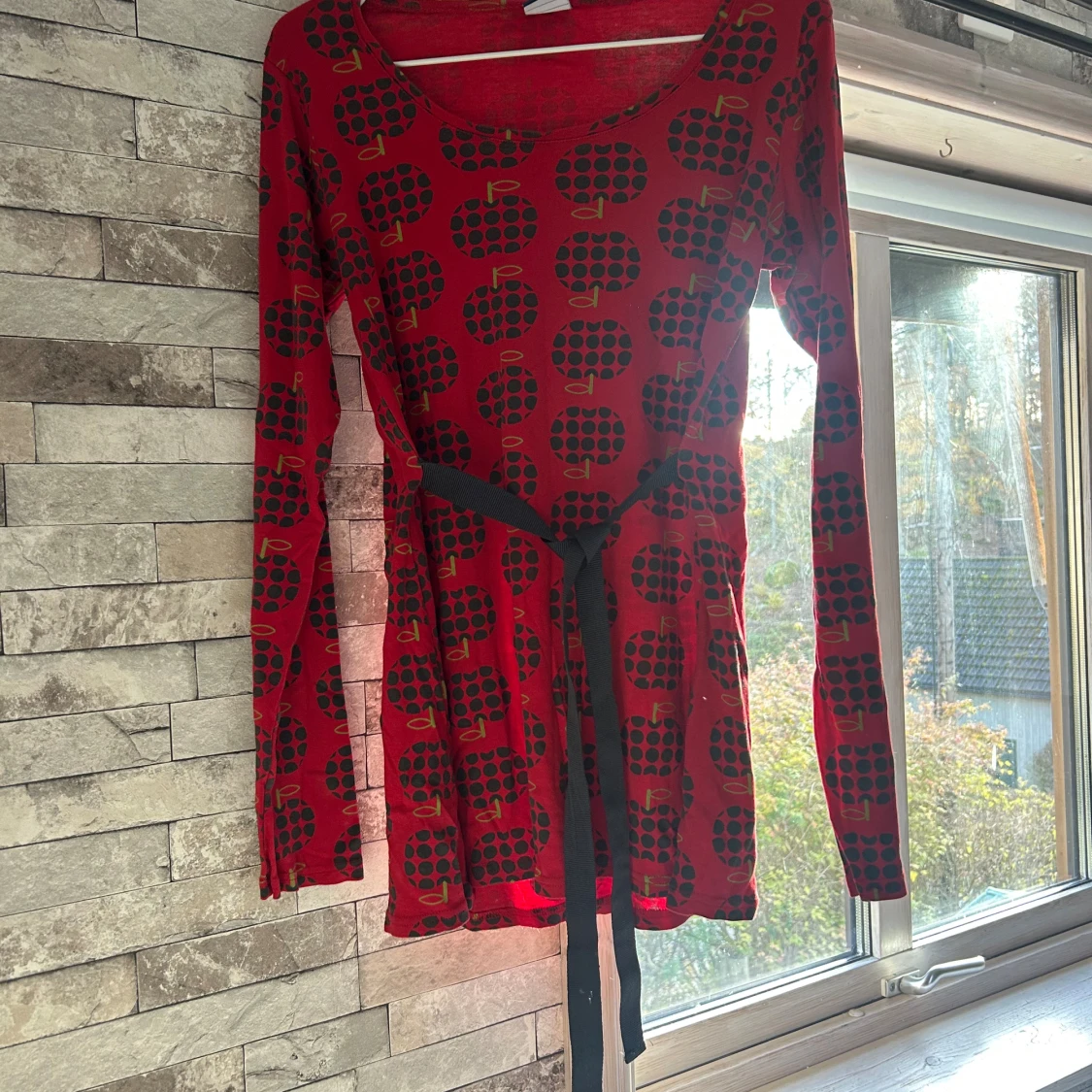 Röd långärmad  med äppelmönster från Me&I - 1