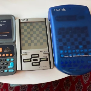 Mephisto Travel Chess Computer by Saitek mm. - Mephisto Travel Chess Computer från Saitek, med LCD-skärm och knappar för meny, ny spelomgång och tips. Endorsed by Kasparov. Skärmen och knapparna visar visst slitage, men enheten är fullt fungerande. Perfekt för schackspel på resan. Batterier ingår ej, endast testade om de verkar starta med bra batterier, inte spelade med vid test. Du får det du ser på bilderna inget annat.