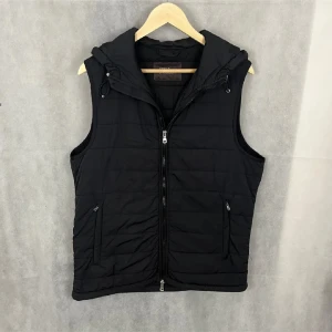 Oscar Jacobson Väst - Säljer denna feta västen med luva från Oscar Jacobson. Storlek M, modellen är 186cm, 73kg. Skriv vid funderingar!