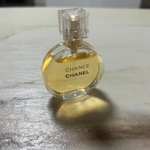 Chanel Chance parfymflaska - Chanel Chance – en ikonisk parfym i smidig flaska. Perfekt för dig som vill ha en klassiker i samlingen och sticka ut med stil. Passar dig som gillar exklusiva detaljer och tidlös design.