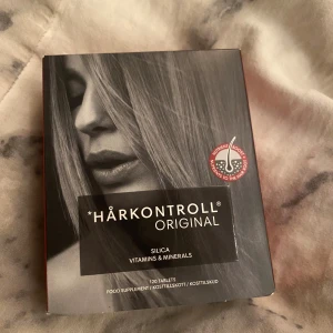 Hårkontroll Original 120 tabletter - Hårkontroll Original är ett kosttillskott med 120 tabletter, innehållande silica, vitaminer och mineraler för hår och naglar. Produkten är oöppnad och i gott skick. ny pris 200kr skriv gärna kring frågor eller buda gärna 