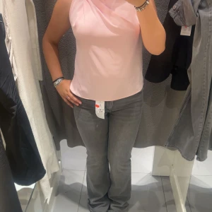 Gråa Jeans - 🩶Gråa jeans från Gina Tricot 🩶Storlek 40, men hade även sagt 38 🩶Midrise 🩶Ordinariepris: 499kr 🩶De är skadade där nere eftersom de har varit lite för långa (bild 3&4) 🩶Även skadad på vänstra fickan där bak. (bild 5)