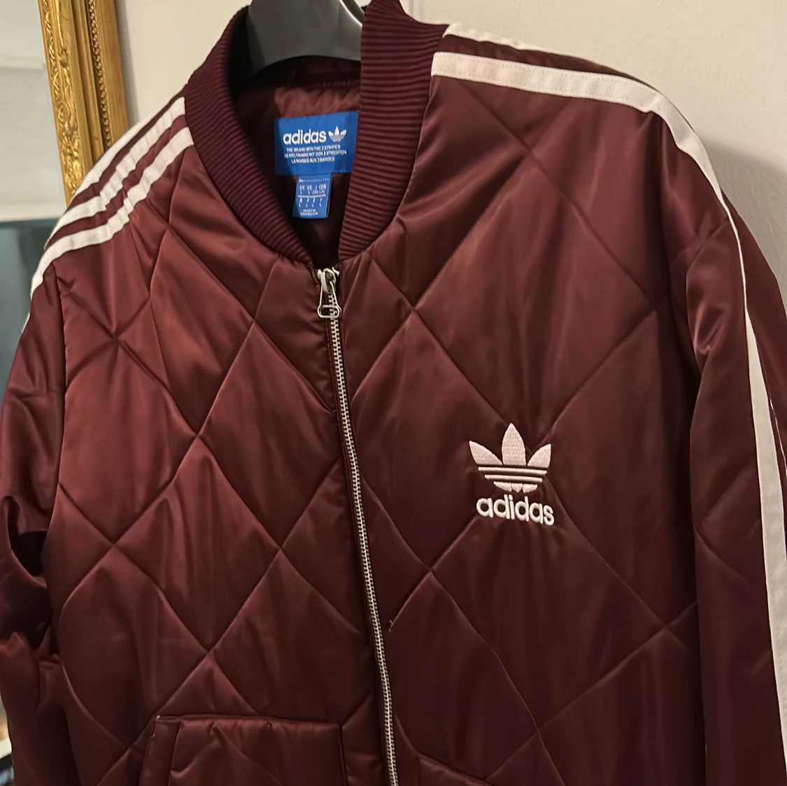 Vinröd quiltad bomberjacka Adidas - 1