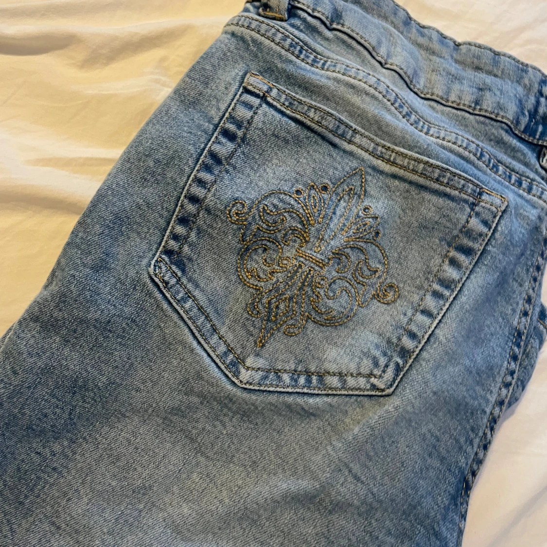 Blå jeans med broderad bakficka