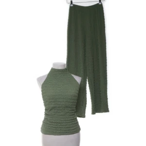 Set from Zara - Snygga gröna byxor med ribbad struktur och rak passform, tillhörande en matchande halterneck topp. 