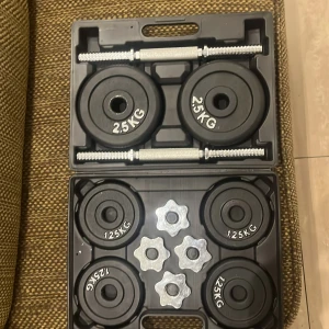Dumbbell Set 20kg (2.5kg & 1.25kg Plates) - Komplett hantelset med 4x2.5kg och 4x1.25kg viktskivor, två kromade hantelstänger och 4 stjärnlås. Allt levereras i praktisk väska. Skivor och stänger i mycket gott skick, inga synliga defekter eller slitage.