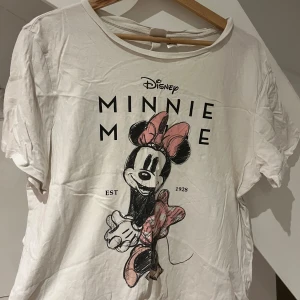 Vit t-skjorta - Säljer en vit t-shirt från H&M med Disney Minnie Mouse-tryck framtill.  Storleken är mera en M.
