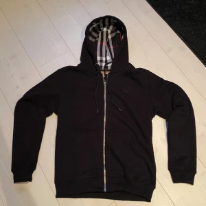 Burberry zip - Hej! Säljer en svart burberry zip för ett mycket rimligt pris! Den är helt ny, storlek M men passar även S. Bara skriv vid funderingar