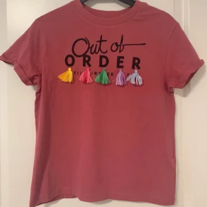 Rosa t-shirt - Rosa t-shirt med svart text 'Out of Order' 