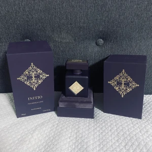 Initio Psychedelic Love 90ml EdP - Initio Psychedelic Love Eau de Parfum, 90ml. Lyxig och unik parfym i snygg förpackning, tillverkad i Frankrike. Perfekt för dig som vill sticka ut och visa din personliga stil.