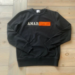 Svart Dondup-tröja – stilren italiensk design 🖤 - Svart tröja från Dondup i storlek M. Skön bomull med tryck och  passar perfekt till både jeans & shorts. Använd men i fint skick – inga defekter. 🇮🇹 Premiumkvaliteté från Italien 💸 Ny pris 1400kr – nu 319kr! ✨ Perfekt som snygg lagertröja i höst  📦 Först till kvarn - gratis frakt! 