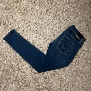 Replay anbass hyperflex jeans i slim passform - Replay anbass hyperflex jeans i slim passform. Mycket bra skick, inga märkvärdiga defekter se bilder. Storlek W30. Skön wash på dessa , postas samma dag som köp eller dagen därpå🙌💯
