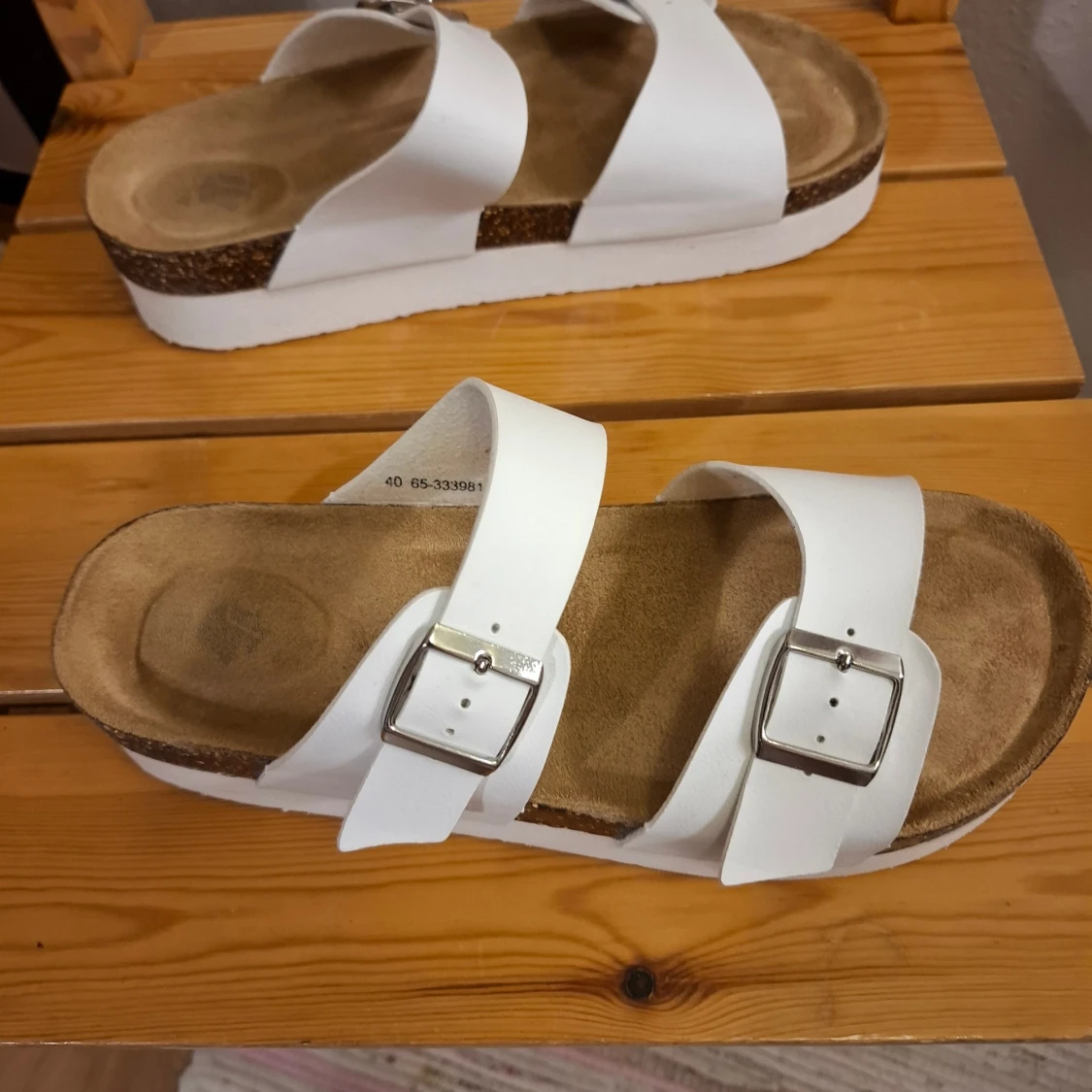 Vita sandaler med plattform och spännen - 2