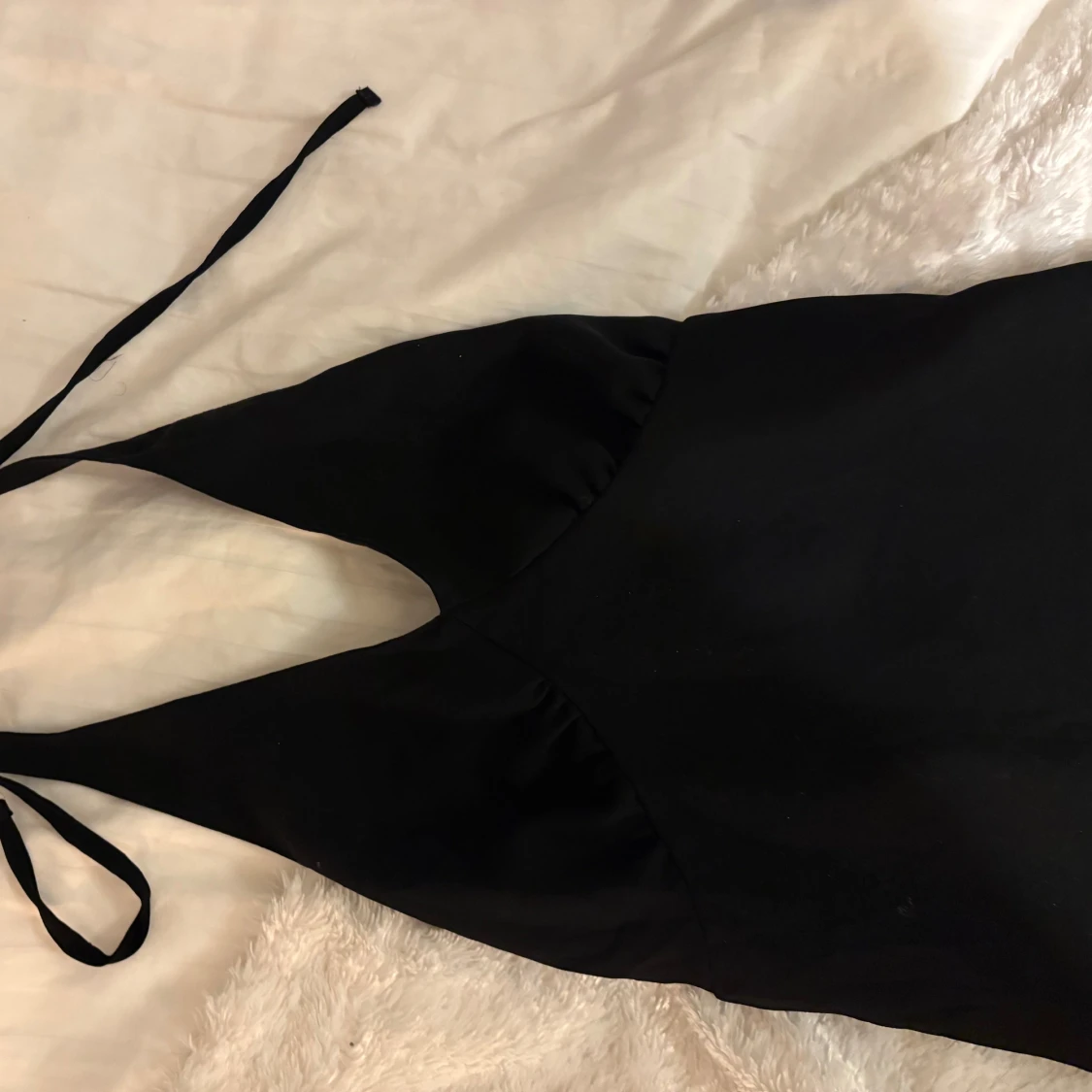 Svart klänning med volang - 2