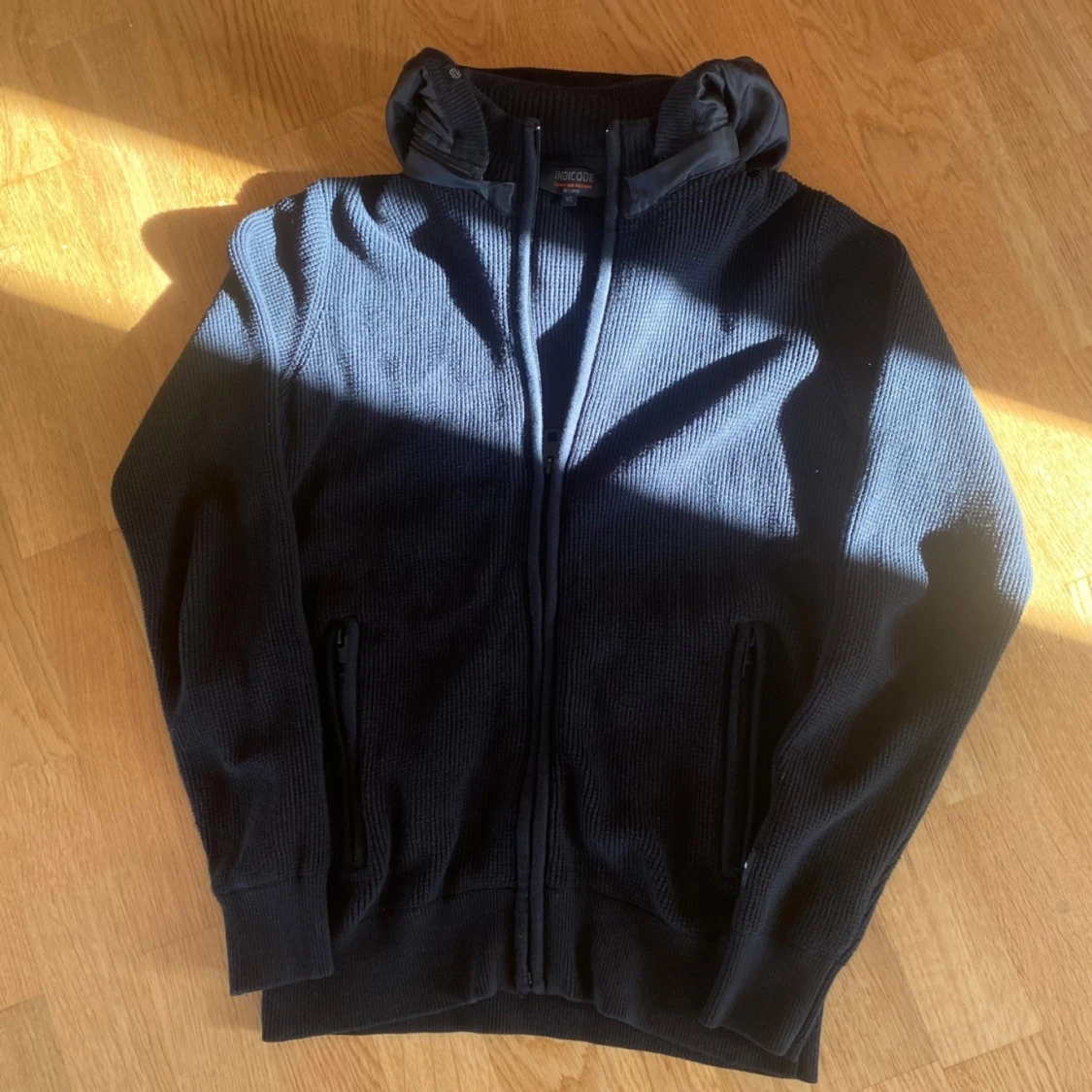 Svart stickad cardigan från Indicode