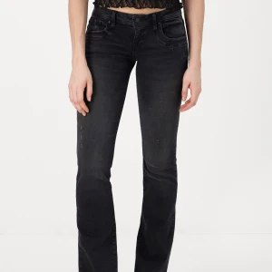 Svarta bootcut jeans ltb  - Säljer dessa jeans i strl 28/36 på Ltb. Modellen är i Valerie. Har endast använt dessa en kväll och de är inprincip nyskick. Långa på mig som är 174 köpta för 599