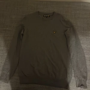 Lyle scott tröja - Grå lyle scott tröja. Bra passform.