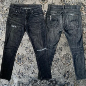 Nudie jeans med slitningar - Sjukt snygga Nudie jeans med snygga slitningar i modellen Grim Tim 🙌 Storlek 31/32 i fint skick, skriv vid fråga ✌️ 