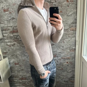 Massimo dutti cardigan - Bra skick, liten fläck på ryggen som går bort lätt, tröjan är storlek M men har krympt så sitter som S/XS typ, passar dig som är mellan 170-180cm ungefär. Nypris ca 3500kr. Modellen är 185 cm, 79 kg. Passar bra nu till vintern. Skriv för mer information!🤝