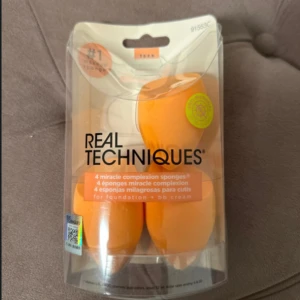 Real Techniques Miracle Complexion Sponges - Tre orangea Miracle Complexion Sponges från Real Techniques, perfekta för att applicera foundation och BB cream. De är äggformade och tillverkade i mjukt skummaterial för en jämn och felfri finish. 