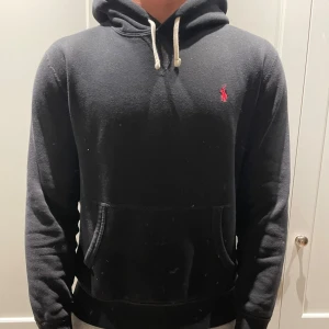 Ralph Lauren tröja  - Tja, säljer en snygg svart Ralph Lauren tröja som är i mycket fint skick. Skriv gärna om ni vill ha fler bilder eller undrar något! 